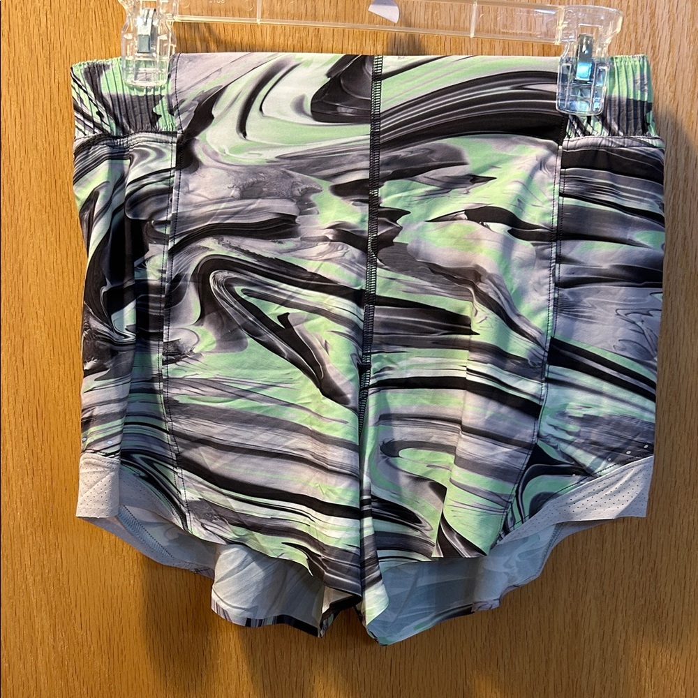 Lululemon Hotty Hot 4 inch shorts size 6